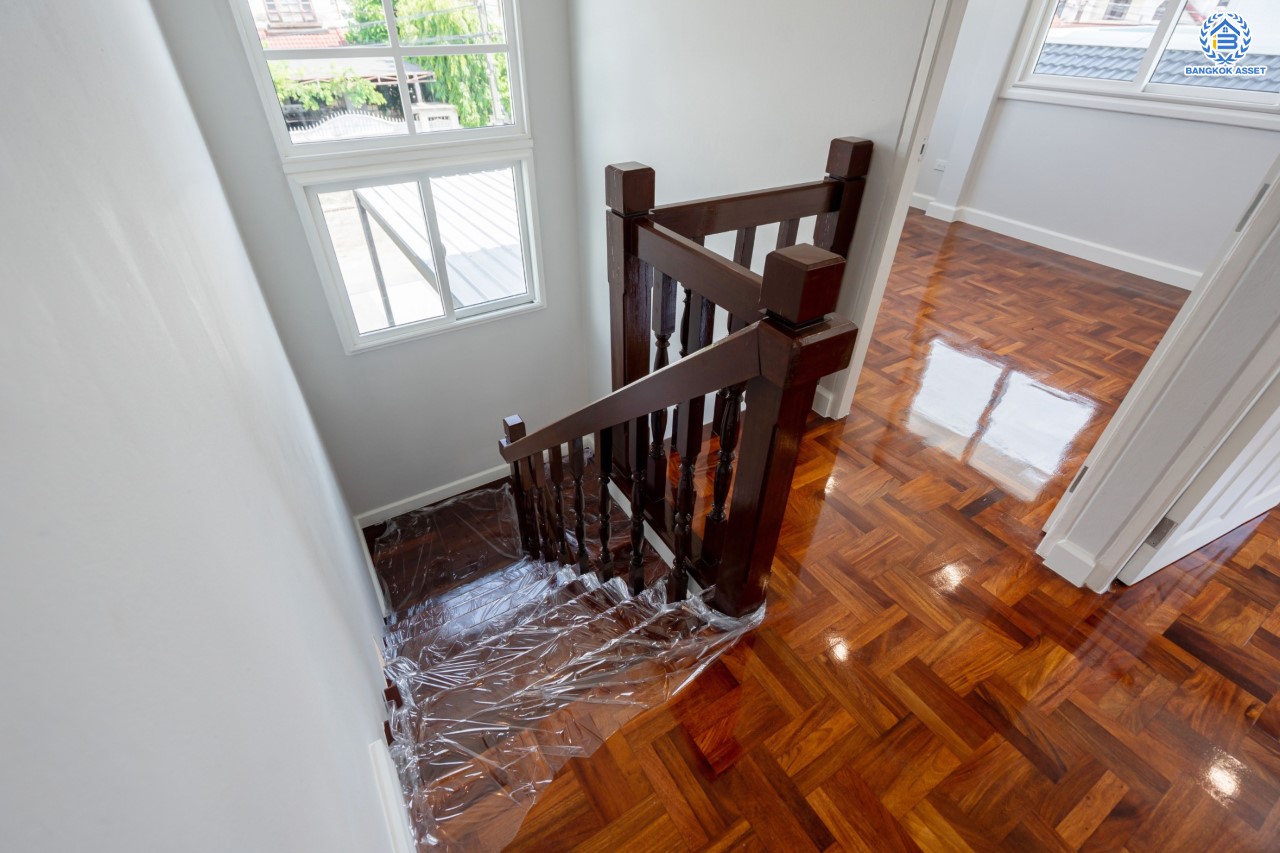 บ้านมือสองตกแต่งใหม่ คุณภาพแบรนด์ LH ม.ชลลดา บางบัวทอง เนื้อที่ 62 ตร.ว. ตกแต่งหรูหรา ฟังก์ชันจัดเต็ม 3 ห้องนอน 2 ห้องน้ำ จอดรถได้ 2 คัน พร้อม Facilities ครบ! บนทำเลคุณภาพ เชื่อมต่อได้หลายเส้นทาง ใกล้เซ็นทรัลเวสต์เกต และรถไฟฟ้า "สถานีบางพลู"